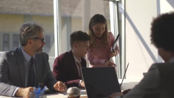 Groupe de gens d'affaires discutant du nouveau projet dans le bureau moderne — Video