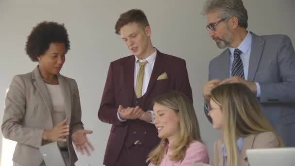 Groep zakenmensen bespreekt nieuw project in het moderne kantoor — Stockvideo