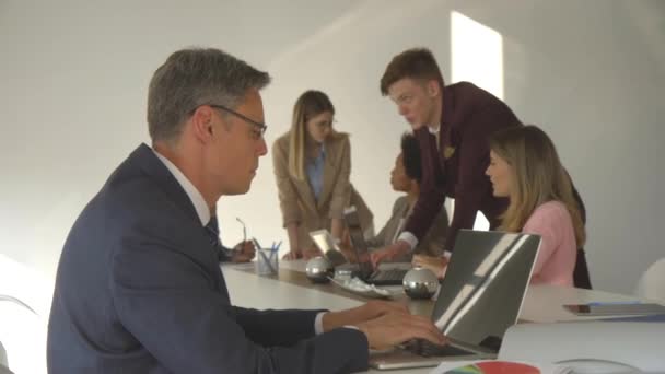 Groupe de gens d'affaires discutant du nouveau projet dans le bureau moderne