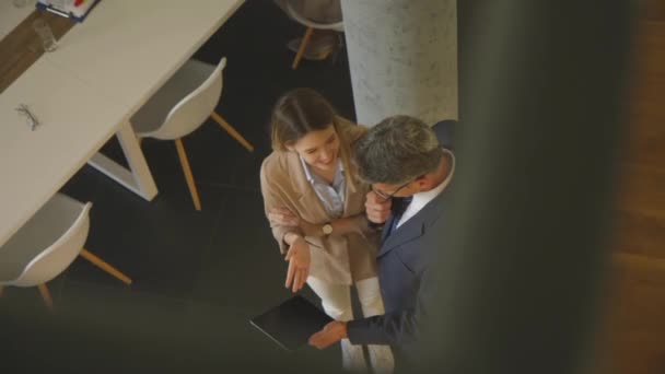 Luftaufnahme kreativer Führungskräfte mit digitalem Tablet im Büro — Stockvideo