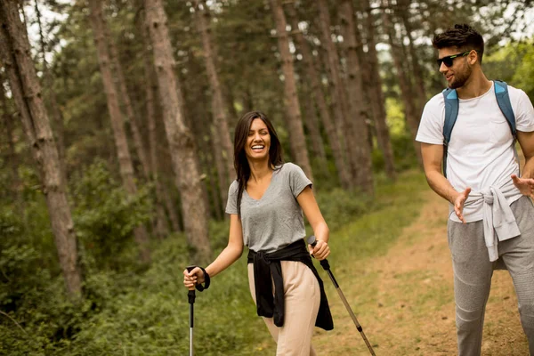 Sorridente Giovane Coppia Che Cammina Con Gli Zaini Nella Foresta — Foto Stock