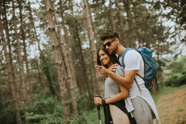 Sorridente Giovane Coppia Che Cammina Con Gli Zaini Nella Foresta — Foto Stock