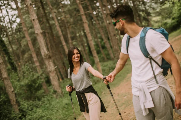 Улыбающаяся Молодая Пара Гуляющая Рюкзаками Лесу Летний День — стоковое фото