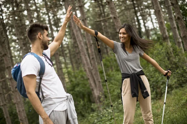 Lachend Jong Stel Wandelend Met Rugzakken Het Bos Een Zomerse — Stockfoto