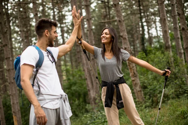 Gülümseyen Genç Bir Çift Yaz Günü Ormanda Sırt Çantalarıyla Yürüyorlar — Stok fotoğraf