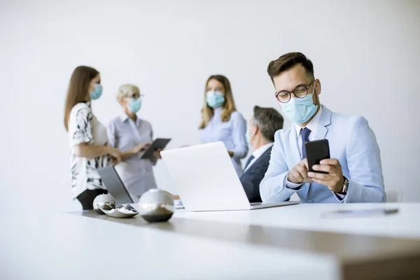 Jeune Homme Affaires Avec Masque Protection Médicale Travaille Sur Ordinateur — Photo