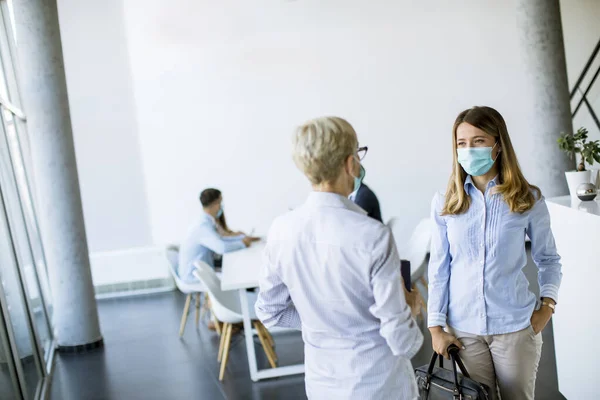 Twee Zakenvrouwen Volwassen Jong Praten Kantoor Dragen Een Masker Als — Stockfoto