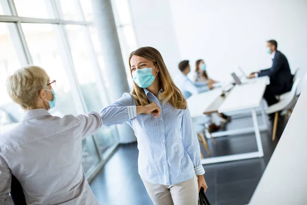 Vrouwelijke Collega Houden Sociale Afstand Het Kantoor Begroeten Elkaar Door — Stockfoto