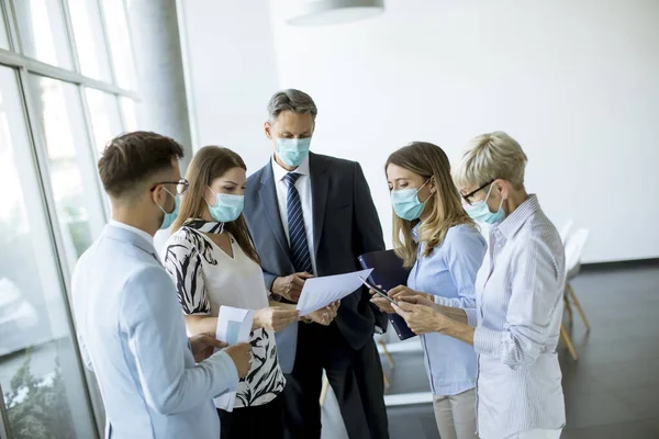 Zakelijke Partners Staan Kijken Naar Zakelijke Resultaten Het Kantoor Terwijl — Stockfoto