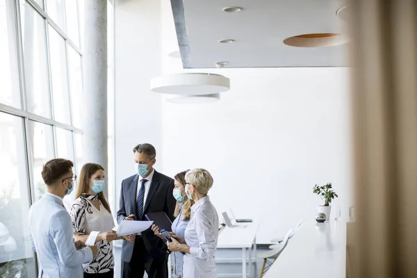 Zakelijke Partners Staan Kijken Naar Zakelijke Resultaten Het Kantoor Terwijl — Stockfoto