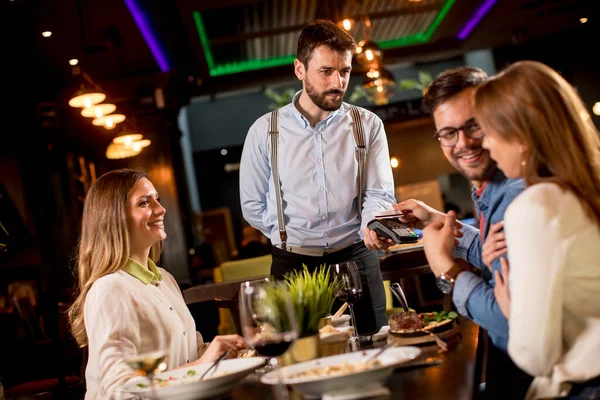 Ung Man Betalar Med Kontaktlöst Kreditkort Restaurangen Efter Middagen — Stockfoto