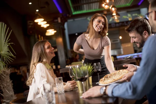 Bella Cameriera Che Serve Gruppo Amici Con Cibo Nel Ristorante — Foto Stock