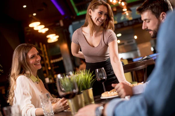 Bella Cameriera Che Serve Gruppo Amici Con Cibo Nel Ristorante — Foto Stock