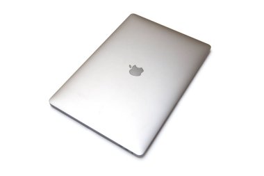 MacBook bilgisayarı beyaza izole edildi. MacBook, Apple Inc. tarafından üretilen bir dizüstü bilgisayar markasıdır..