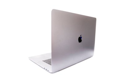 MacBook bilgisayarı beyaza izole edildi. MacBook, Apple Inc. tarafından üretilen bir dizüstü bilgisayar markasıdır..