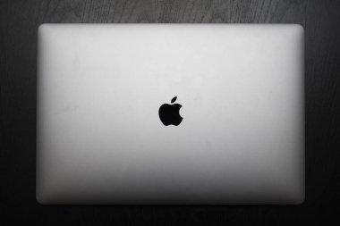 Kapalı MacBook bilgisayarında genel bakış. MacBook, Apple Inc. tarafından üretilen bir dizüstü bilgisayar markasıdır..