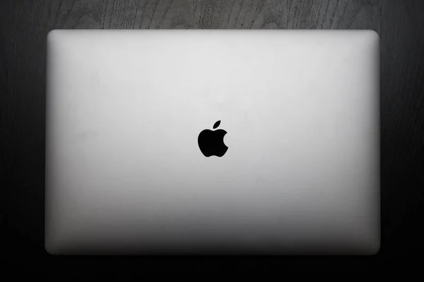 在关闭的Macbook计算机上浏览 Macbook是苹果公司生产的笔记本电脑品牌 — 图库照片