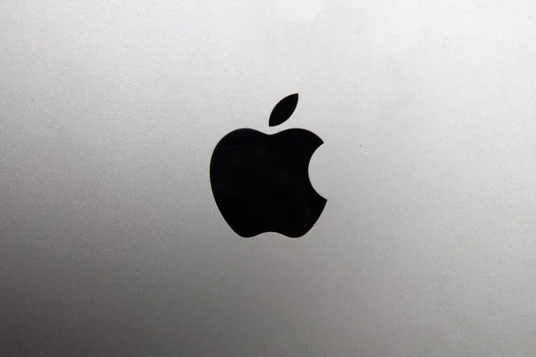 Macbookコンピュータからの詳細 MacbookはApple Inc によって製造されたノートブックコンピュータのブランドです — ストック写真