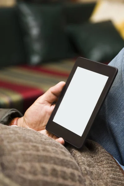 Homem Sênior Usando Leitor Ebook Sofá — Fotografia de Stock