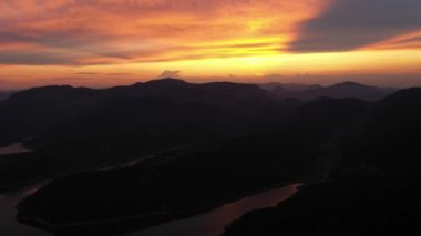 Gün batımında Sırbistan 'daki Tara Dağı' nın hava manzarası