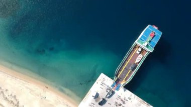 Yunanistan 'ın Chalkidiki kentindeki Tripiti feribot limanında hava manzarası