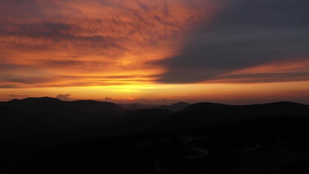 日没時にセルビアのタラ山の空中ビュー — ストック動画