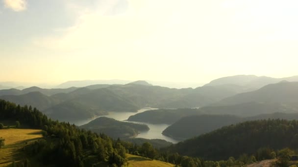 Θέα Στη Λίμνη Zaovine Από Βουνό Tara Στη Σερβία — Αρχείο Βίντεο