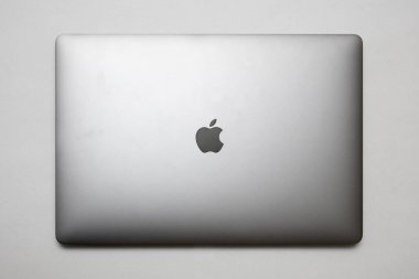 Kapalı MacBook bilgisayarında genel bakış. MacBook, Apple Inc. tarafından üretilen bir dizüstü bilgisayar markasıdır..