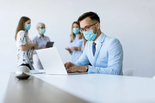 Jeune Homme Affaires Avec Masque Protection Médicale Travaille Sur Ordinateur — Photo