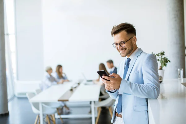 Happy Young Man Using His Mobile Phone Office Smiling While — Stock Photo, Image