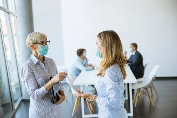 Twee Zakenvrouwen Volwassen Jong Praten Kantoor Dragen Een Masker Als — Stockfoto