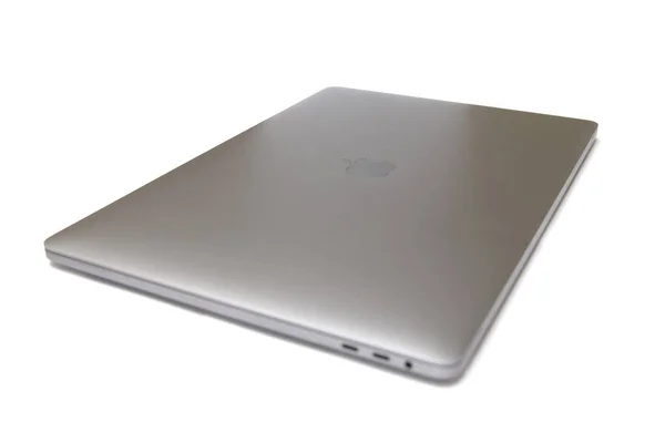 Macbook Компьютер Изолирован Белом Macbook Является Брендом Ноутбуков Производства Apple — стоковое фото