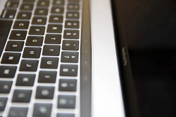 Detalle Del Ordenador Macbook Pro Aislado Blanco Macbook Una Marca — Foto de Stock