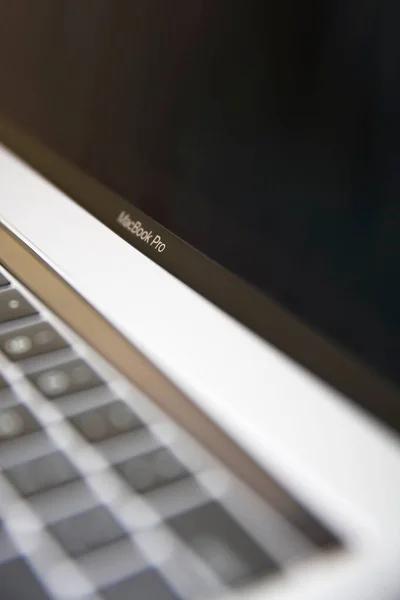 Detalhe Computador Macbook Pro Isolado Branco Macbook Uma Marca Computadores — Fotografia de Stock