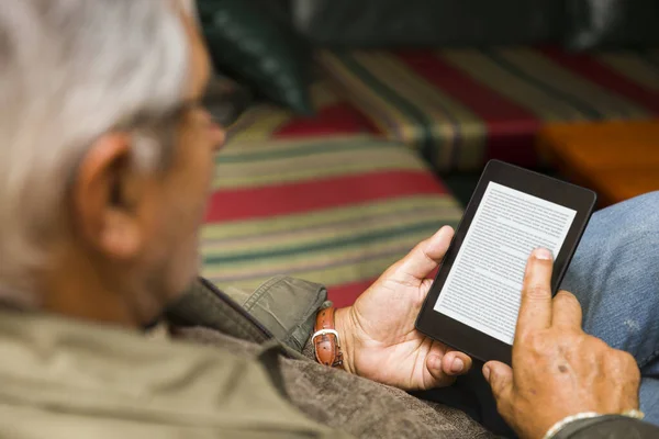 Homem Sênior Usando Leitor Ebook Sofá — Fotografia de Stock