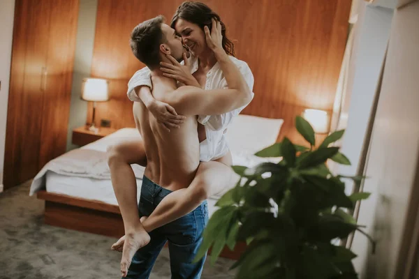 アパートの部屋で抱き合っている若いカップル — ストック写真