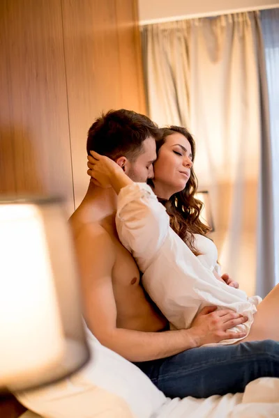 Aimant Étreint Jeune Couple Assis Sur Lit Dans Chambre — Photo