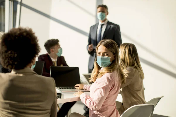 Grupo Empresarios Tienen Una Reunión Trabajan Oficina Usan Máscaras Como — Foto de Stock