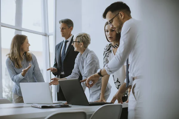 Empresaria Sénior Trabajando Junto Jóvenes Empresarios Oficina — Foto de Stock