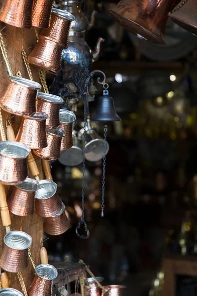 Stanbul Kapalı Çarşısı Ndaki Pazarda Geleneksel Bakır Kahve Demlikleri — Stok fotoğraf