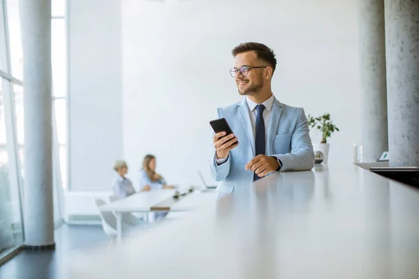 Happy Young Man Using His Mobile Phone Office Smiling While — Stock Photo, Image