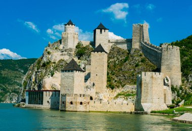 Sırbistan 'daki ortaçağ Golubac kalesine bak