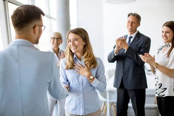 Unga Affärspartners Gör Handslag Ett Kontor Medan Deras Team Applåderar — Stockfoto