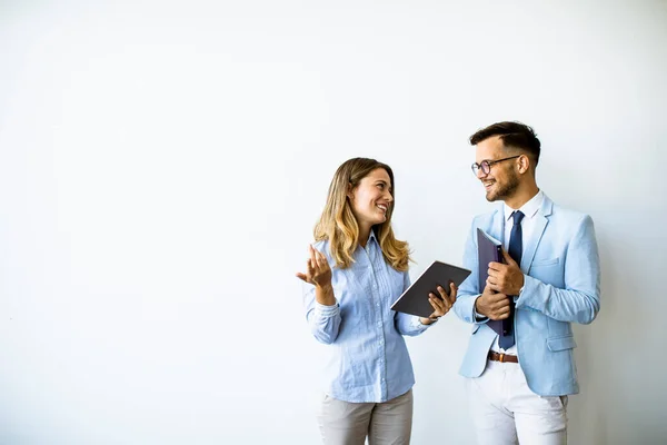 Jóvenes Con Tablet Digital Junto Pared Oficina — Foto de Stock