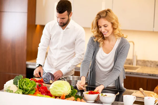 Vista Para Jovem Ajudando Sua Namorada Cozinhar Cozinha Moderna — Fotografia de Stock