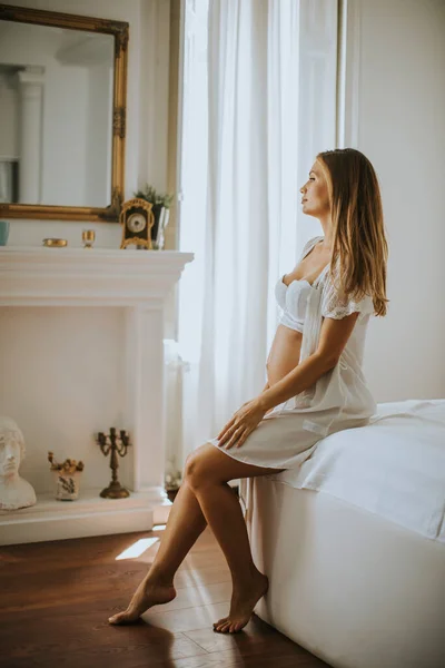 Vrij Jong Zwanger Jong Vrouw Dragen Wit Lingerie Poseren Kamer — Stockfoto