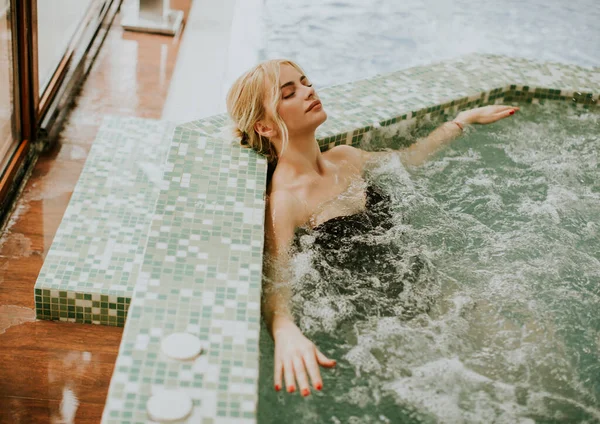 Güzel Genç Bayan Girdap Havuzunda Dinleniyor — Stok fotoğraf