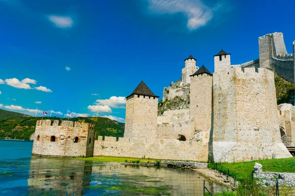 Sırbistan Daki Ortaçağ Golubac Kalesine Bak — Stok fotoğraf