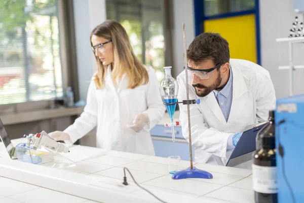 Researchers Working Blue Liquid Separatory Funnel Laboratory — Stock Photo, Image