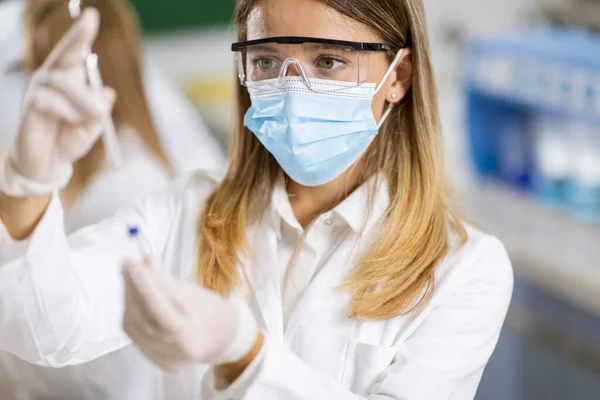 Mulher Médica Vestindo Máscara Protetora Óculos Segurança Laboratório Mantenha Seringa — Fotografia de Stock